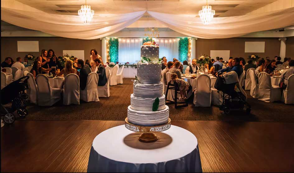 wedding cake with pinspotting